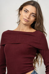 modella indossando Maglia Liora scollo Bardot colore Borgogna Unica