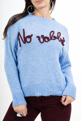 modella indossando Maglione girocollo “No vabbè” in misto lana ricamato colore Blu Jeans Unica