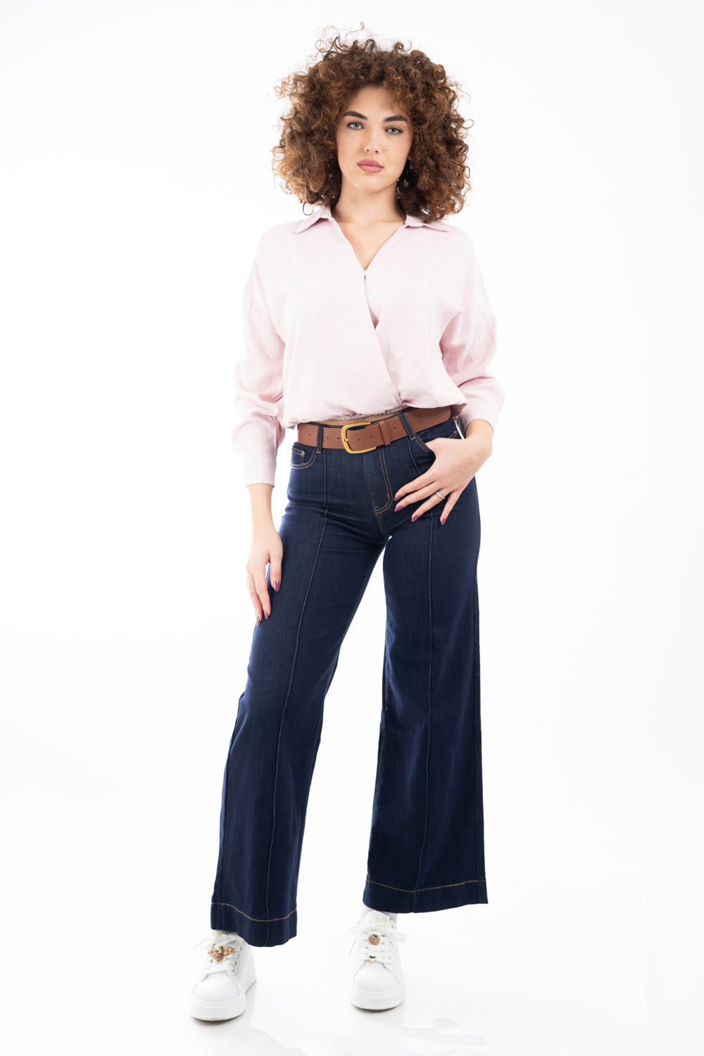 modella indossando Blusa con scollo incrociato e fondo elastico in misto viscosa colore