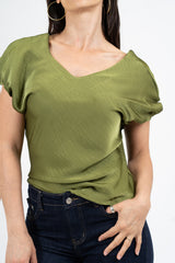 modella indossando Blusa effetto raso cangiante con scollo V e manica con cucitura interna colore Verde Oliva Unica