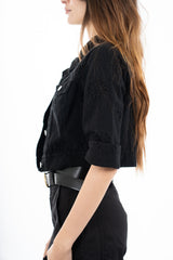 modella indossando Giacca crop in cotone stile denim con ricamo traforato e bottoni metallici colore