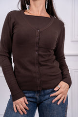 modella indossando Cardigan Elowen scollo V colore