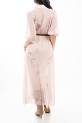 modella indossando Abito camicia lungo rigato con stampa floreale in georgette con cintura colore