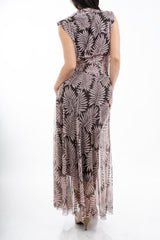modella indossando Completo top a palloncino e gonna lunga in microrete Feather Leaf colore