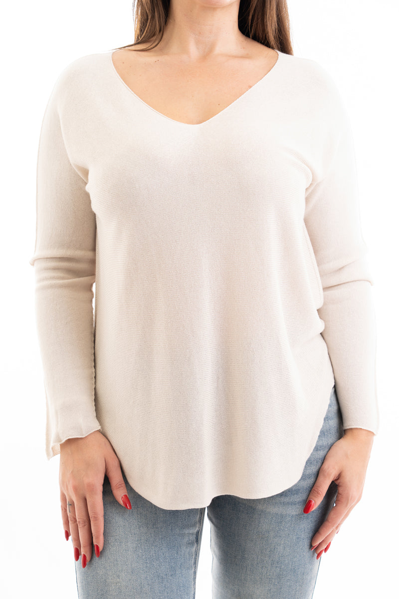 modella indossando Maglia over scollo V in misto viscosa con bordo pulito colore Beige Unica