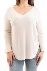 modella indossando Maglia over scollo V in misto viscosa con bordo pulito colore Beige Unica