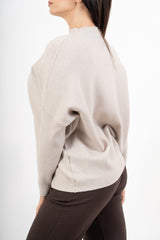 modella indossando Maglia over corta in filato caldo con maniche a costine e collo alto colore