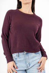 modella indossando Maglione sportivo con maniche raglan e bordo a coste colore Prugna Unica