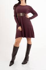 modella indossando Cintura Elastic Chic con fibbia dorata colore