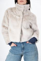 modella indossando Giacchetto ecopelliccia corto con bottoni interni colore Beige Unica