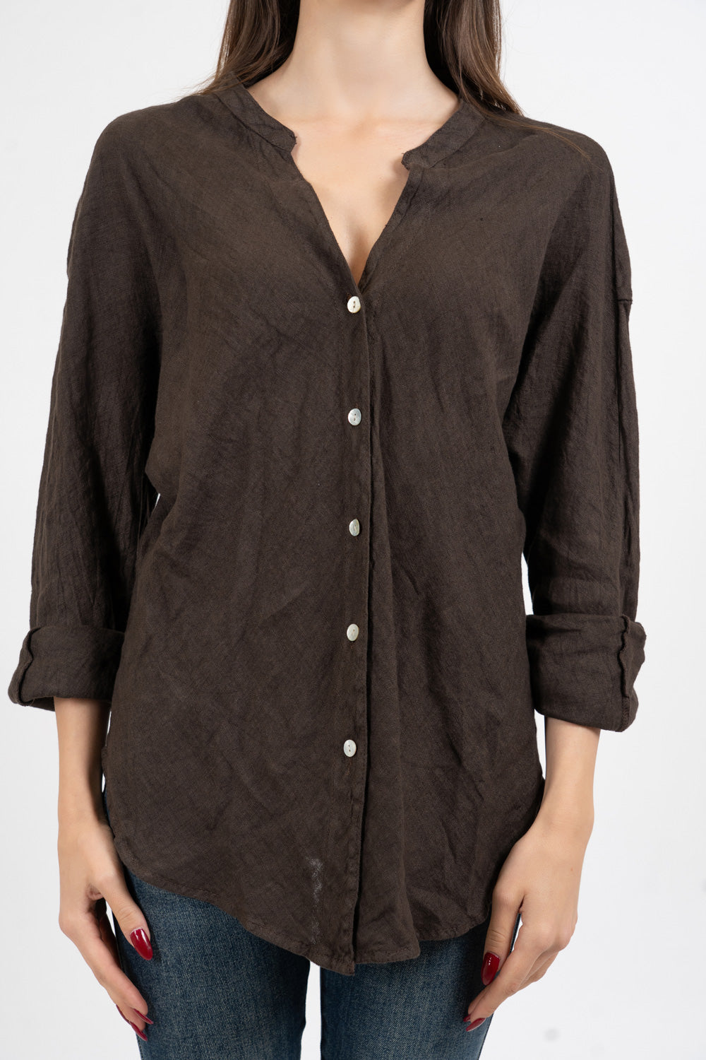 Camicia in lino con collo coreano e spalla scesa.