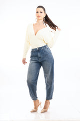 modella indossando Jeans modello balloon in denim elasticizzato vita regolare colore