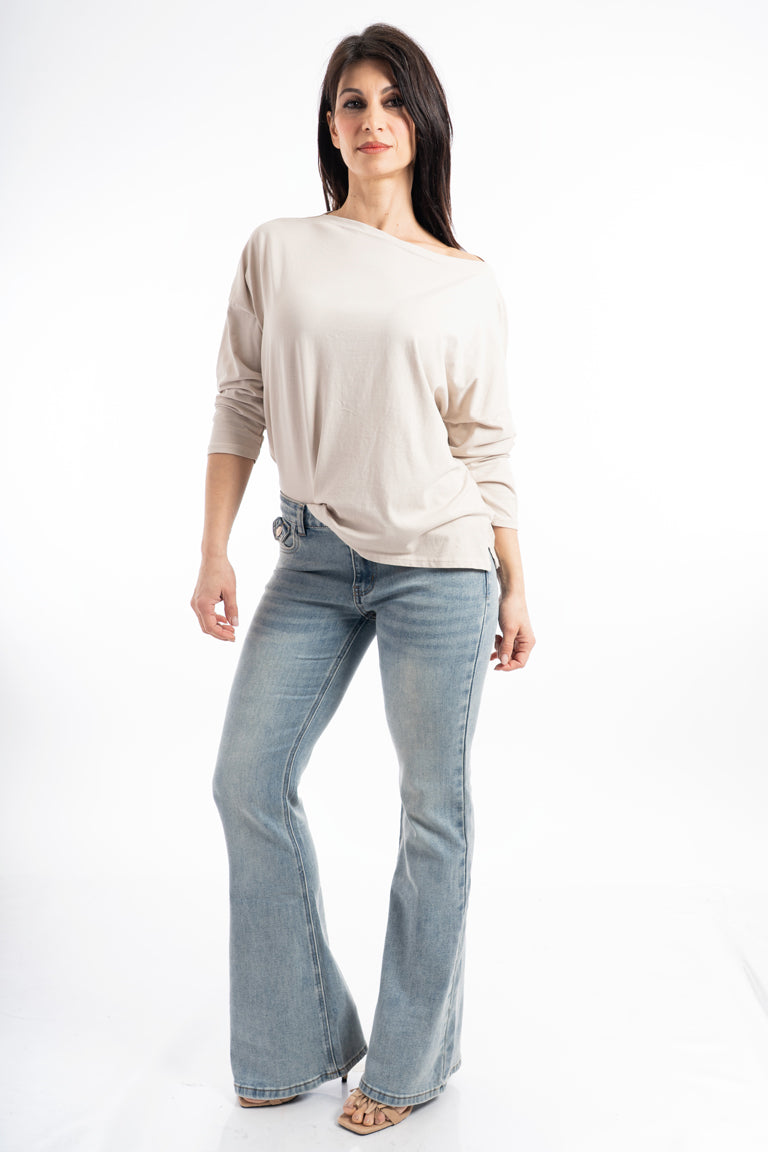 modella indossando Maglia over in cotone elasticizzato con scollo ampio e spacchi laterali colore