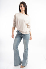 modella indossando Maglia over in cotone elasticizzato con scollo ampio e spacchi laterali colore
