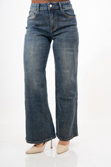 modella indossando Jeans straight a gamba dritta con spalmatura lurex oro colore