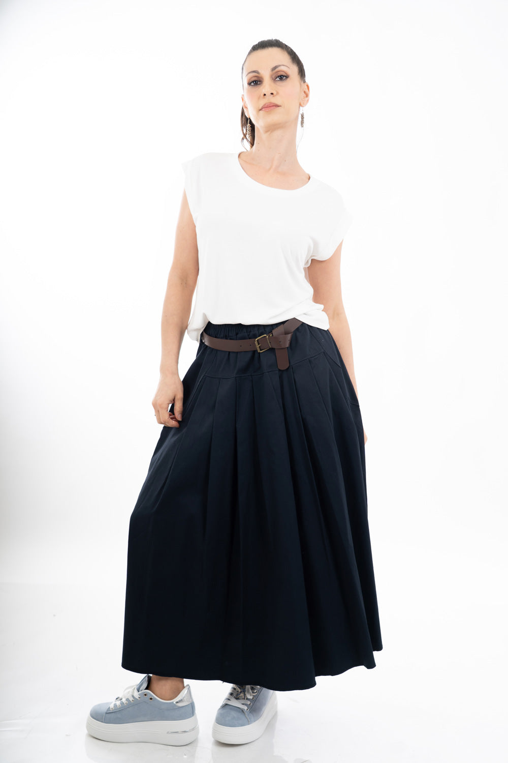 modella indossando Gonna midi con baschina e pieghe in cotone elasticizzato con cintura colore