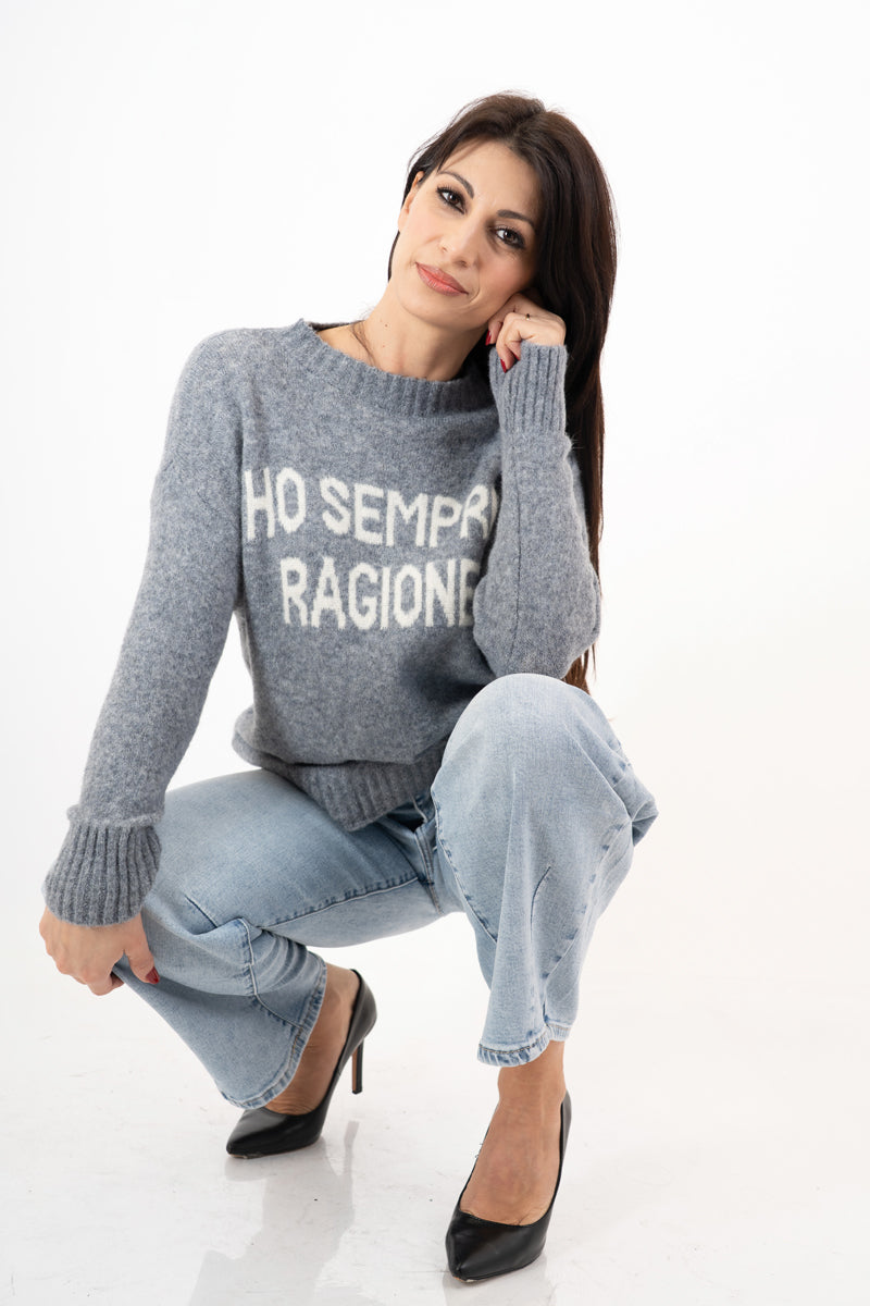 modella indossando Maglione girocollo con scritta “Ho sempre ragione” in misto lana Made in Italy colore