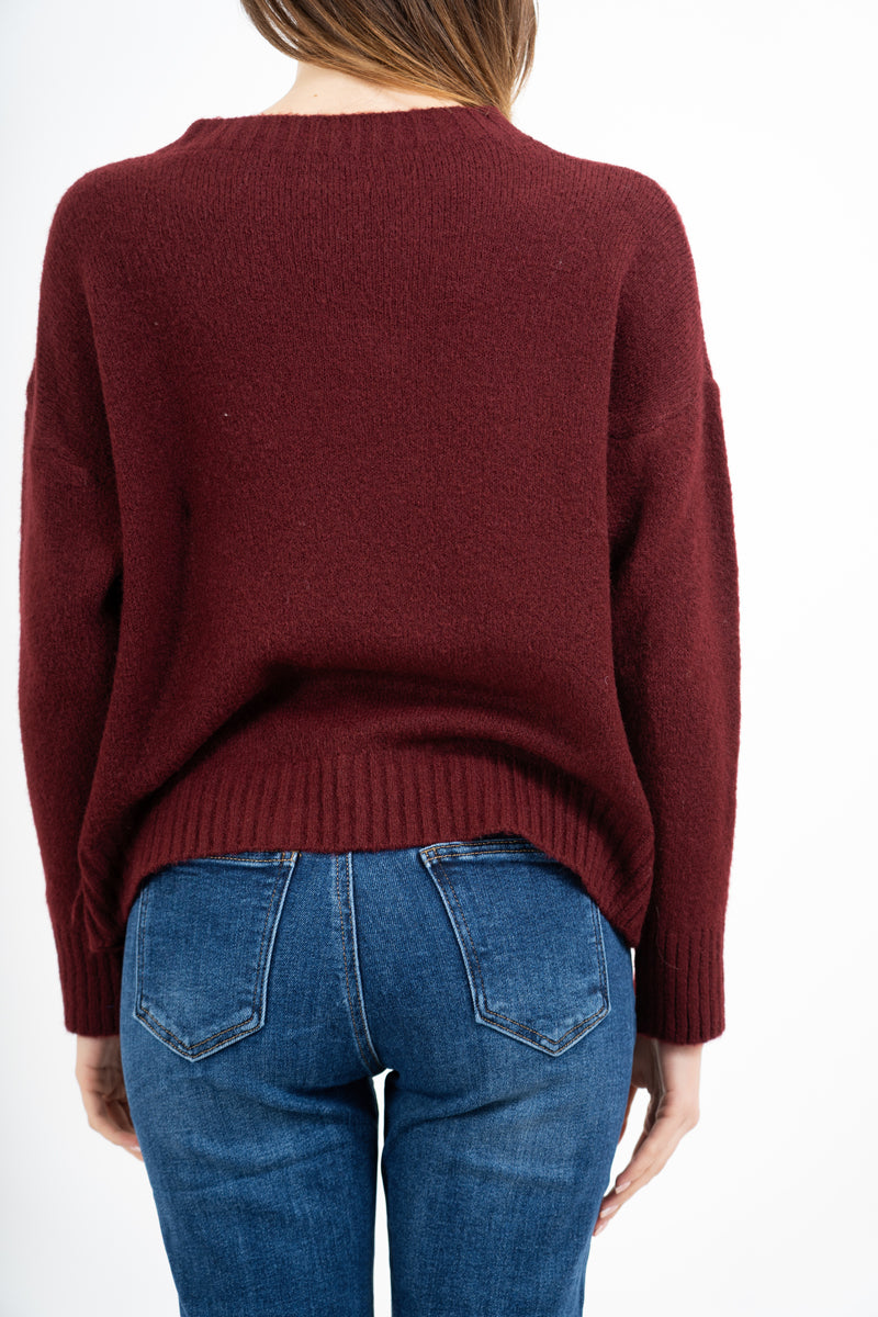 modella indossando Maglione girocollo “No vabbè” in misto lana ricamato colore