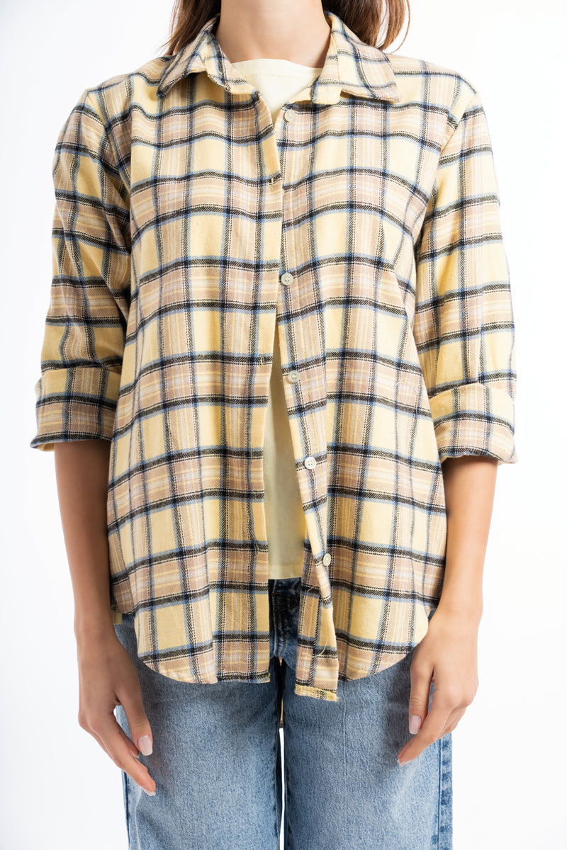 modella indossando Camicia over in flanella di cotone fantasia Soft Tartan colore Giallo Unica