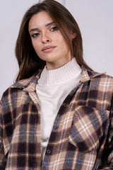 modella indossando Camicia Rivington Bramble in flanella colore Camel-Marrone Unica