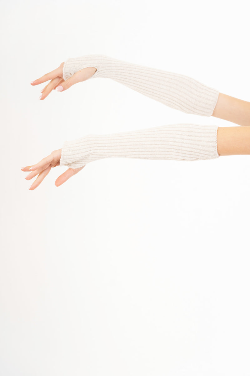 modella indossando Manicotti in maglia con asola per il pollice colore Beige Unica