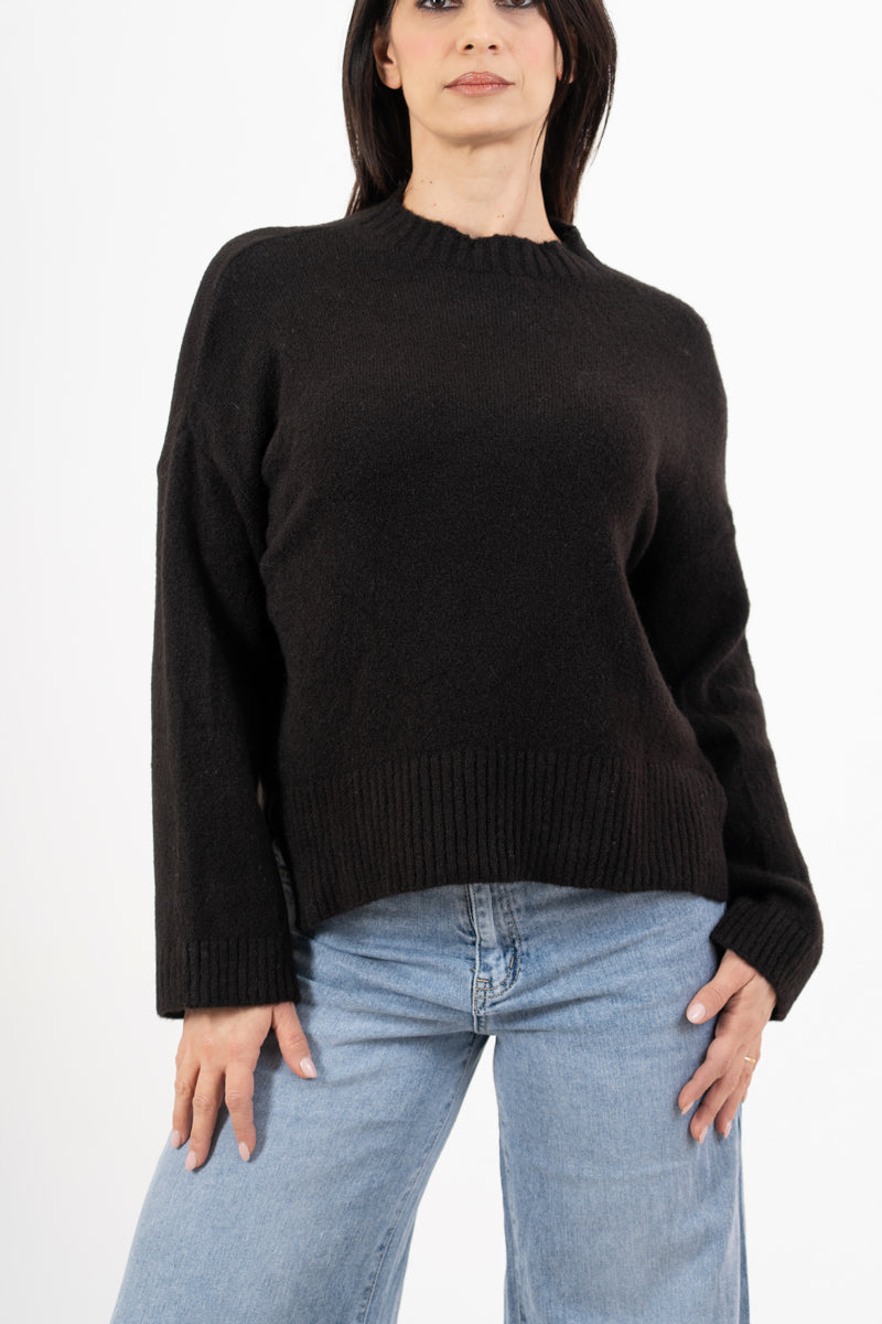 modella indossando Maglione over girocollo con fondo asimmetrico e spacchi laterali colore Nero Unica