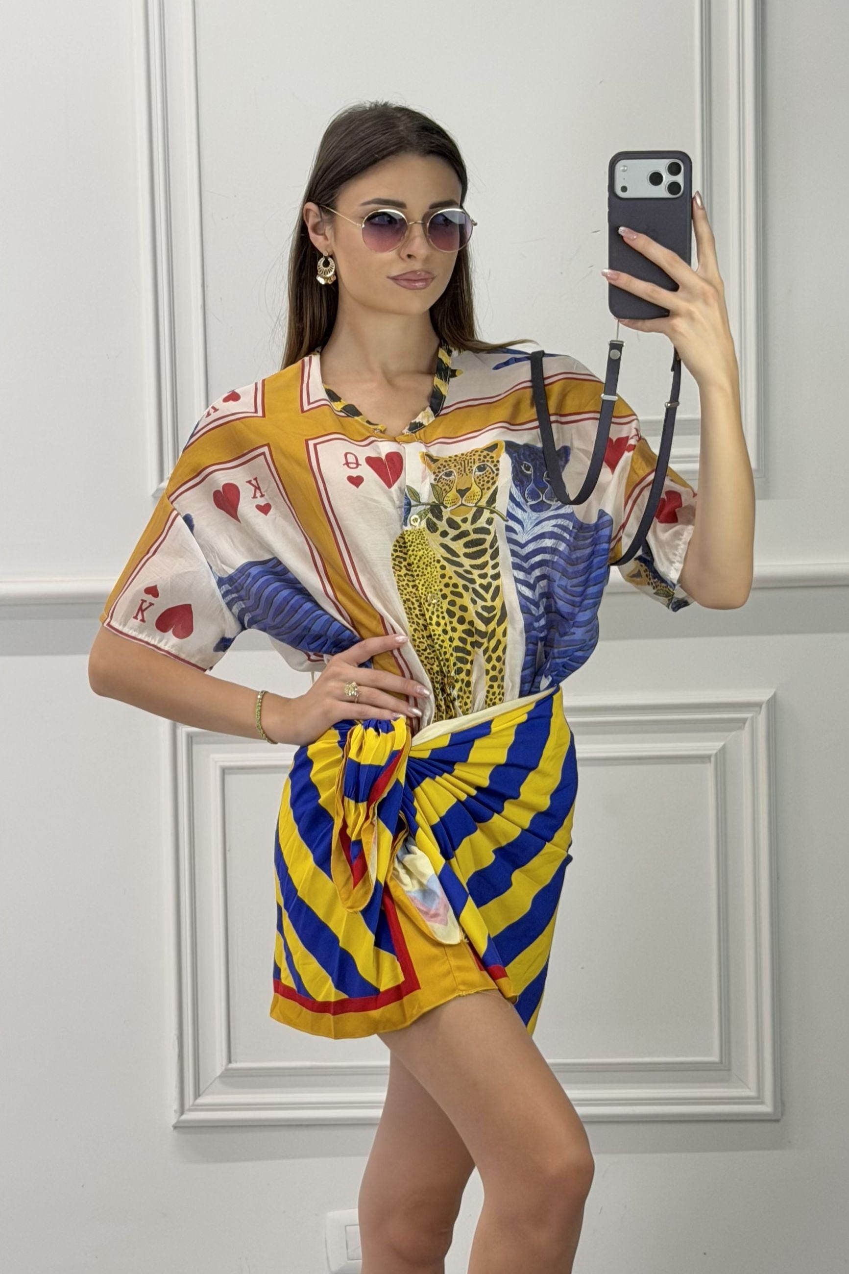 modella indossando Completo Royale colore Giallo-Blu Royal Unica