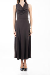 modella indossando Abito lungo smanicato con scollo drappeggiato e taglio in vita Marrone colore Marrone