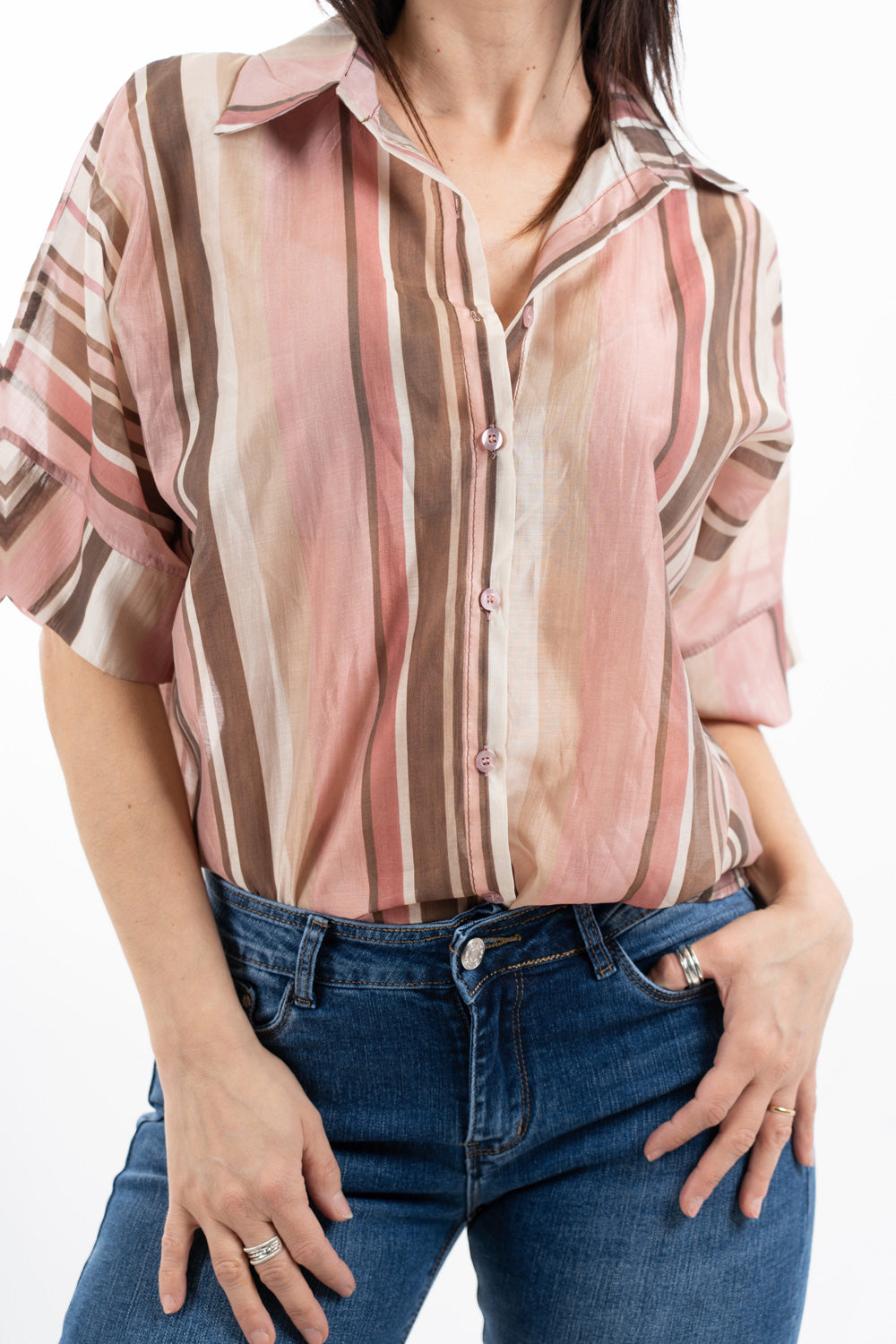 modella indossando Camicia ampia in Tencel leggero a righe con manica morbida colore Rosa Unica