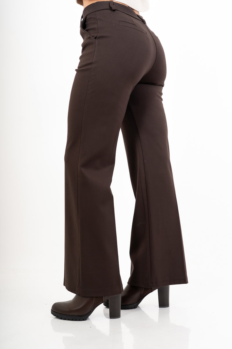 modella indossando Pantalone Punto Milano elasticizzato taglio elegante - Marrone colore