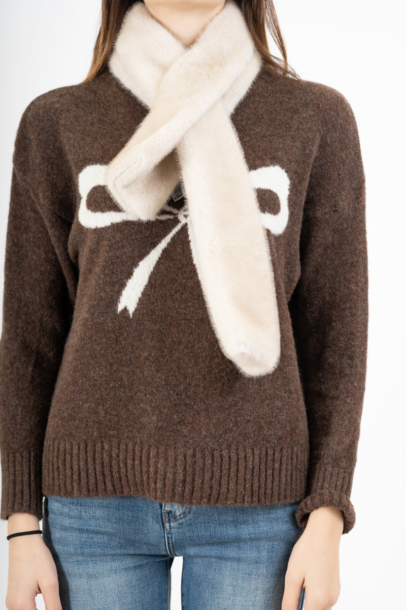 modella indossando Stola in eco-pelliccia morbida colore