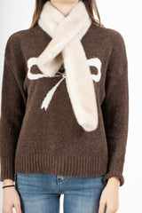 modella indossando Stola in eco-pelliccia morbida colore