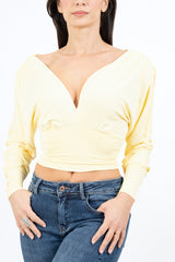 modella indossando Maglia crop drappeggiata con doppio scollo incrociato e spalle strutturate colore Giallo Unica