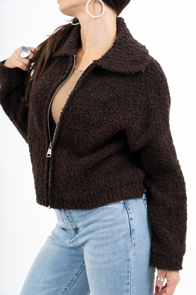 Giacca corta in filato bouclé con colletto e zip metallica