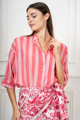 modella indossando Camicia in Cotone Leggero a Righe Bicolore Made in Italy colore Rosa-Fucsia Unica