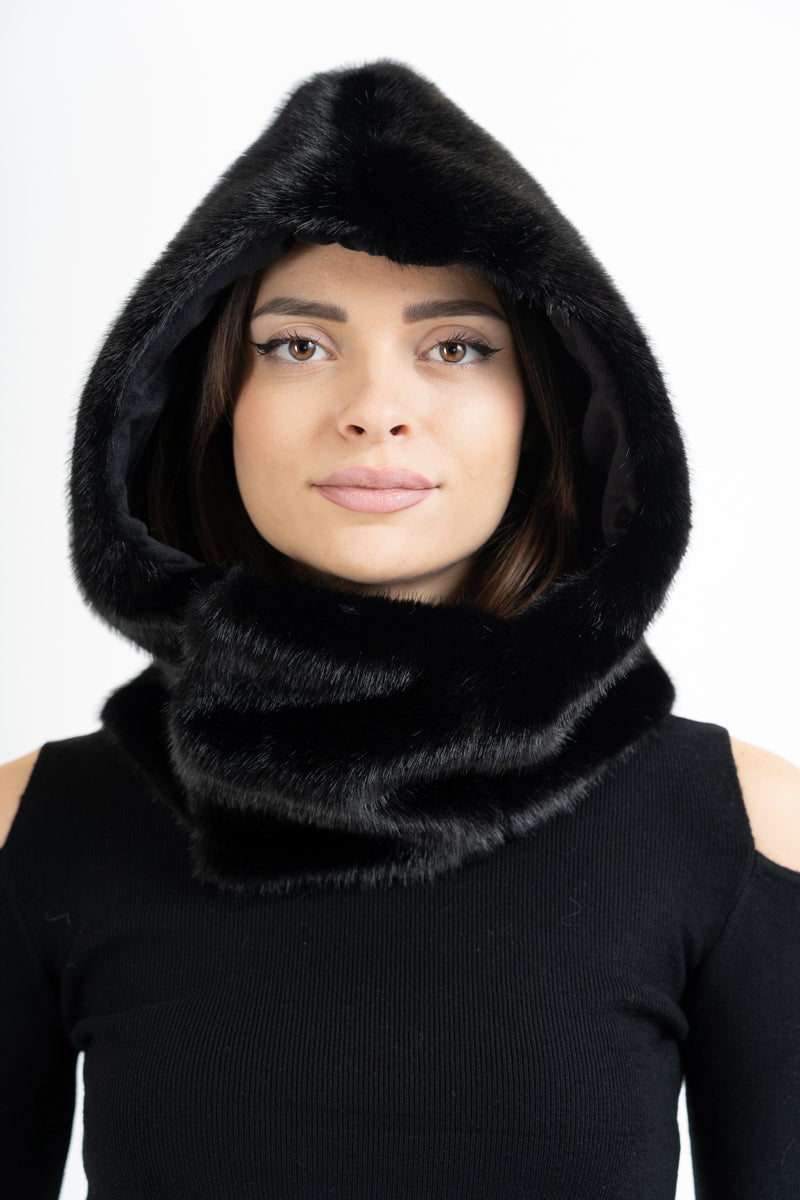 modella indossando Cappuccio scaldacollo in pelliccia sintetica ultra soft colore Nero Unica