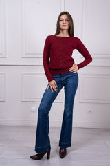 modella indossando Cardigan Elowen scollo V colore