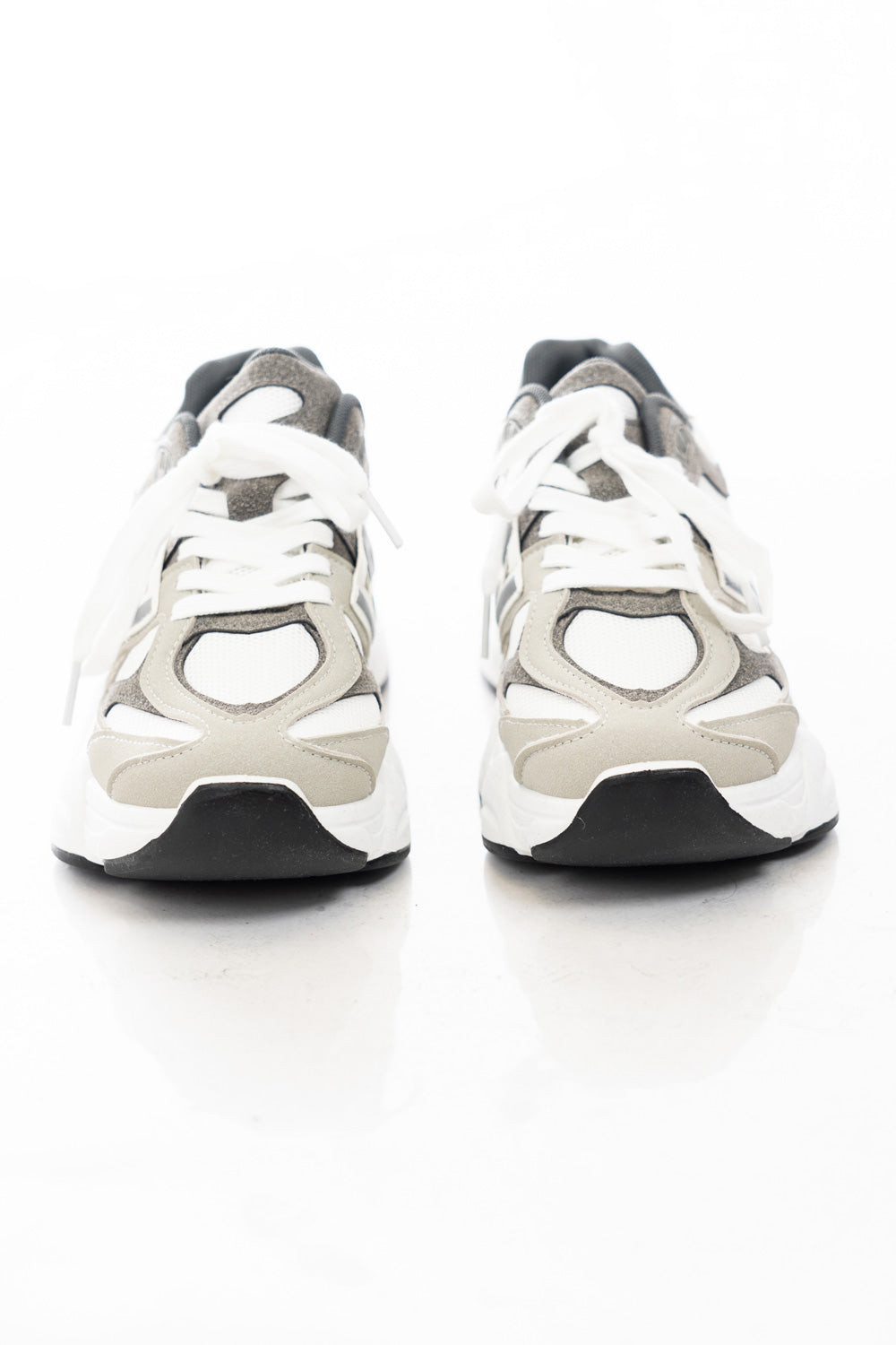 modella indossando Sneakers platform in mesh con inserti effetto suede e suola chunky colore