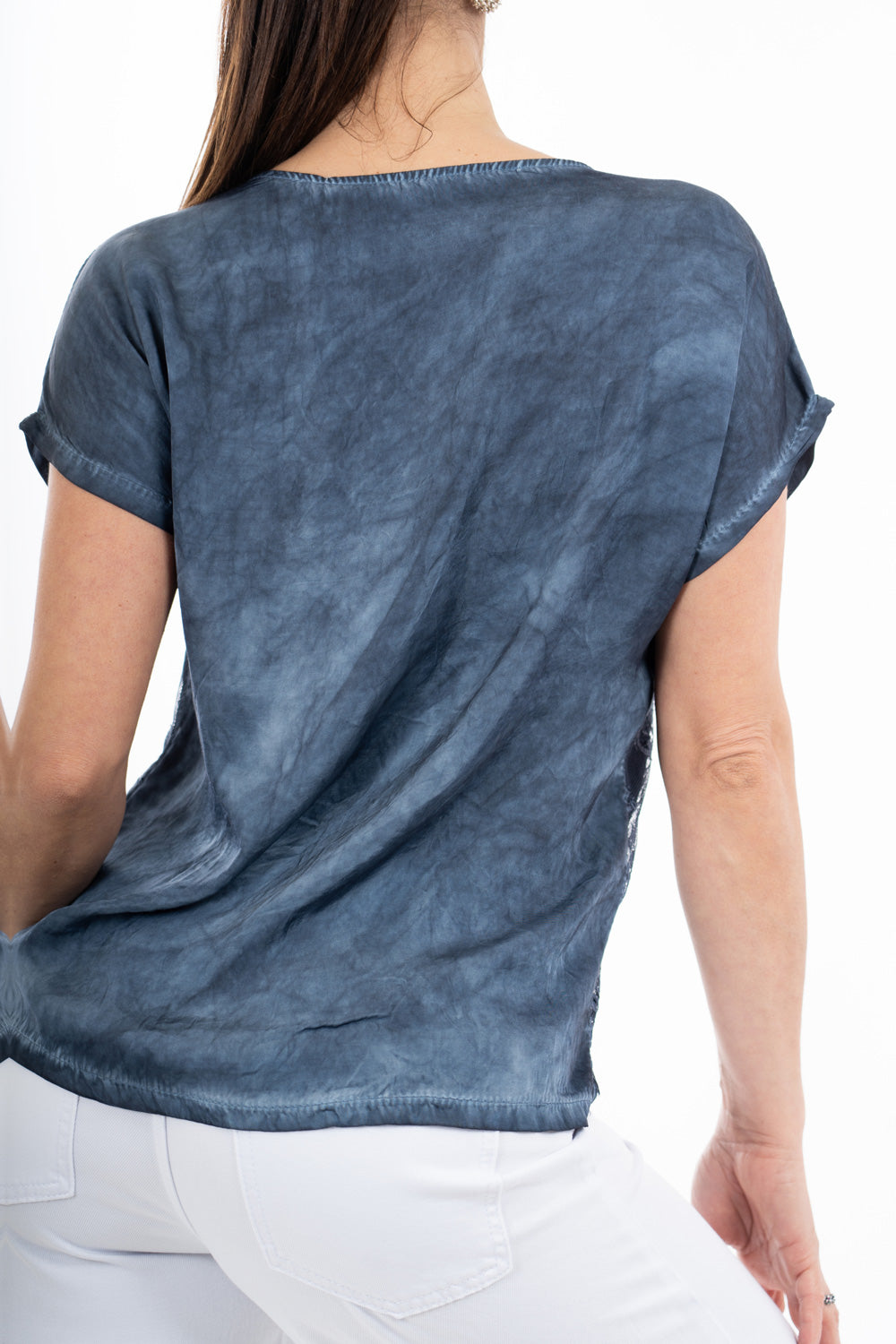 modella indossando Maglia in viscosa effetto doppio strato con top in pizzo colore