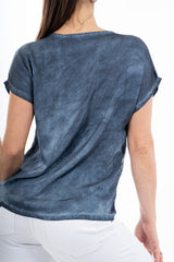 modella indossando Maglia in viscosa effetto doppio strato con top in pizzo colore