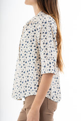 modella indossando Camicia in cotone 100% fantasia floreale provenzale con manica al gomito colore