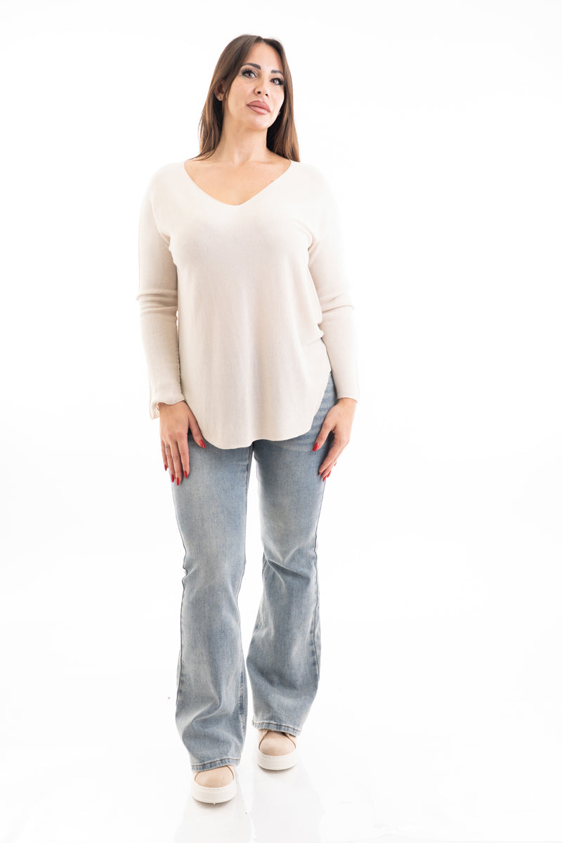 modella indossando Maglia over scollo V in misto viscosa con bordo pulito colore