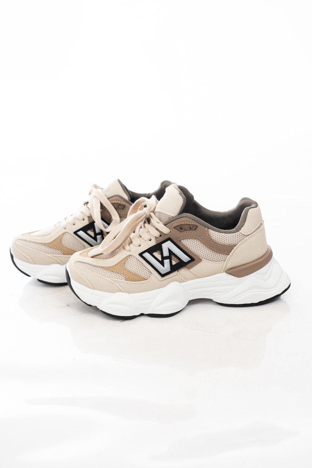 modella indossando Sneakers platform in mesh beige con inserti tecnici e suola chunky colore