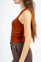 Top smanicato in maglia di viscosa con fondo a costina