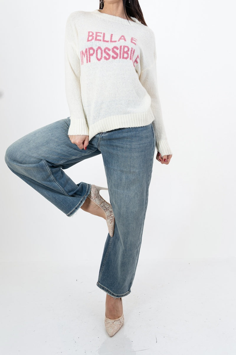 modella indossando Maglione girocollo con scritta “Bella e impossibile” in misto lana Made in Italy colore