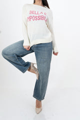 modella indossando Maglione girocollo con scritta “Bella e impossibile” in misto lana Made in Italy colore