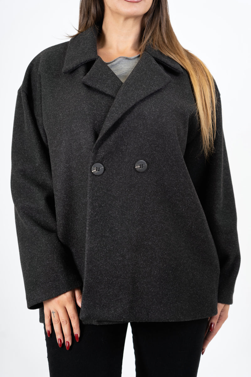 modella indossando Cappotto corto doppiopetto in panno morbido colore