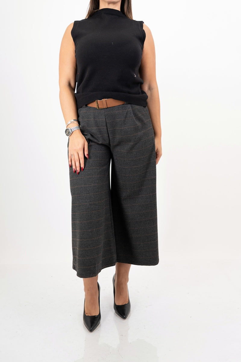 modella indossando Gilet smanicato in maglia viscosa con bordi a costina colore