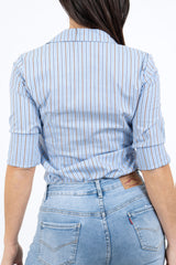 modella indossando Camicia rigata avvitata in cotone – celeste colore