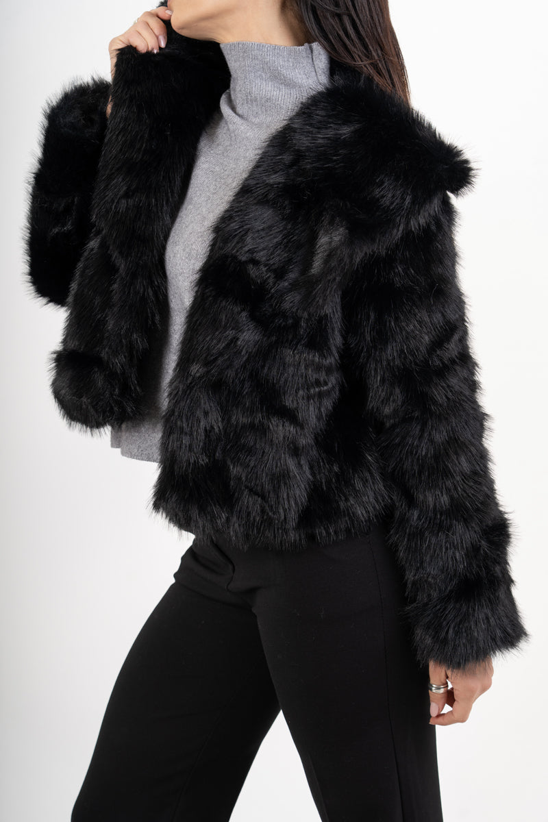 modella indossando Giacca in ecopelliccia morbida effetto volume colore